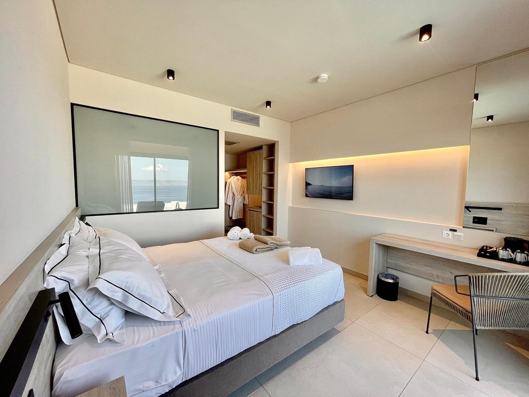 Eleia Seafront Rooms & Villas 페트라 외부 사진